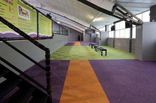 Jump4-tufted-loop-pile-tivoli-purple-green-orange-leisure-002