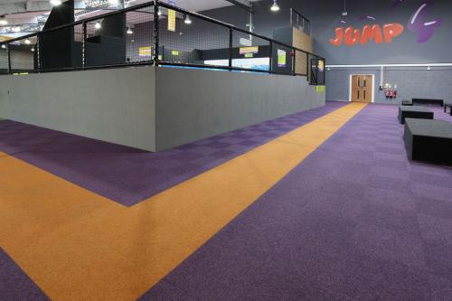 Jump4-tufted-loop-pile-tivoli-purple-green-orange-leisure-010