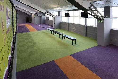Jump4-tufted-loop-pile-tivoli-purple-green-orange-leisure-017