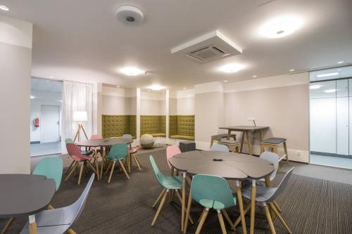 go-to-carpet-tiles-beige-in-office-01