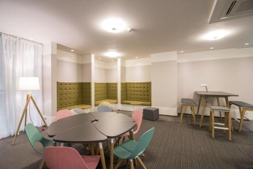 go-to-carpet-tiles-beige-in-office-02