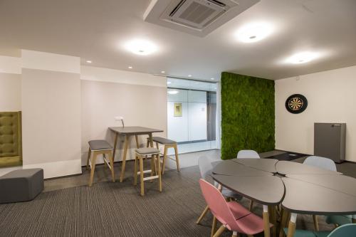 go-to-carpet-tiles-beige-in-office-03