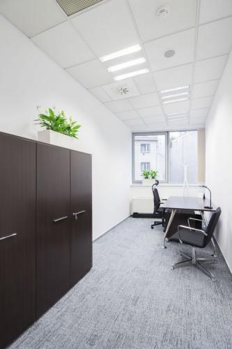 grey-alaska-carpet-tiles-in-high-end-office-02-533x800