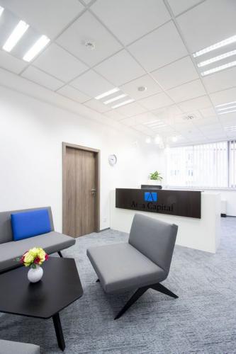 grey-alaska-carpet-tiles-in-high-end-office-03-533x800