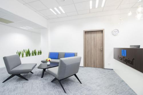 grey-alaska-carpet-tiles-in-high-end-office-08