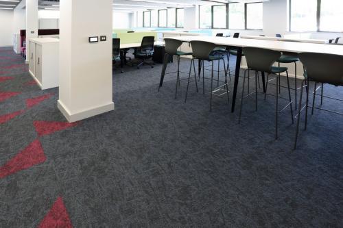 osaka-carpet-tiles-in-office-09