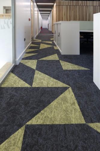 osaka-carpet-tiles-in-office-11-533x800